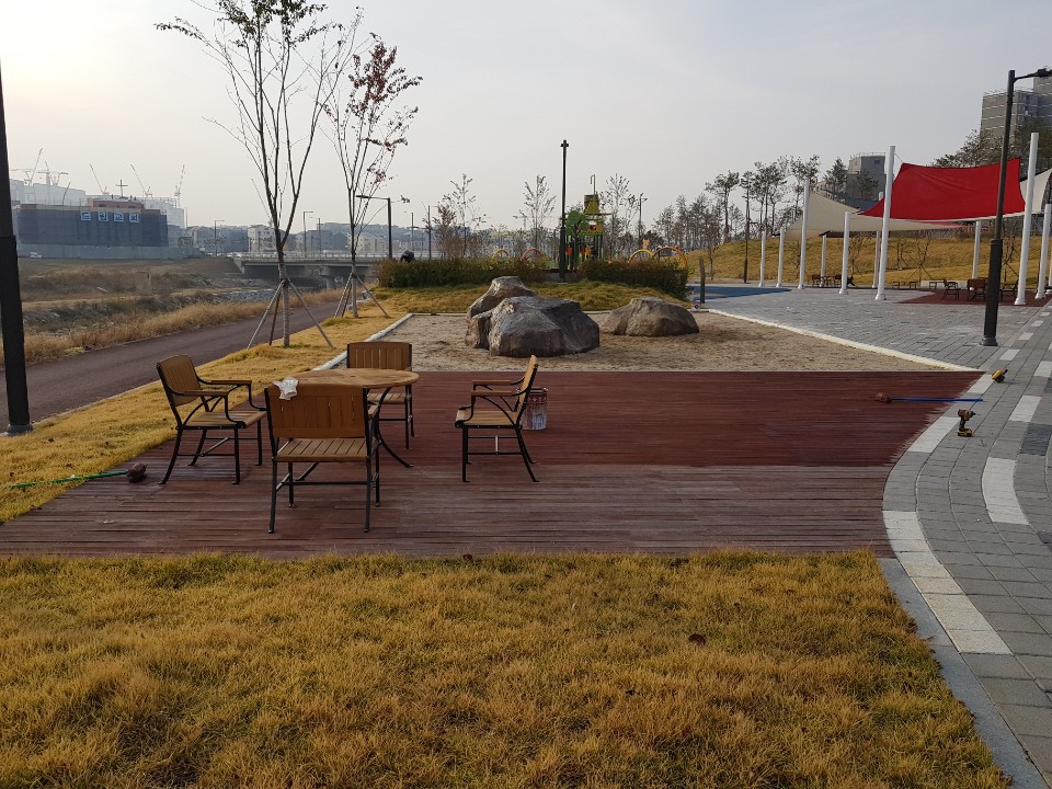오산공원 휴게형 합성목재 데크 시공 — 사진 1