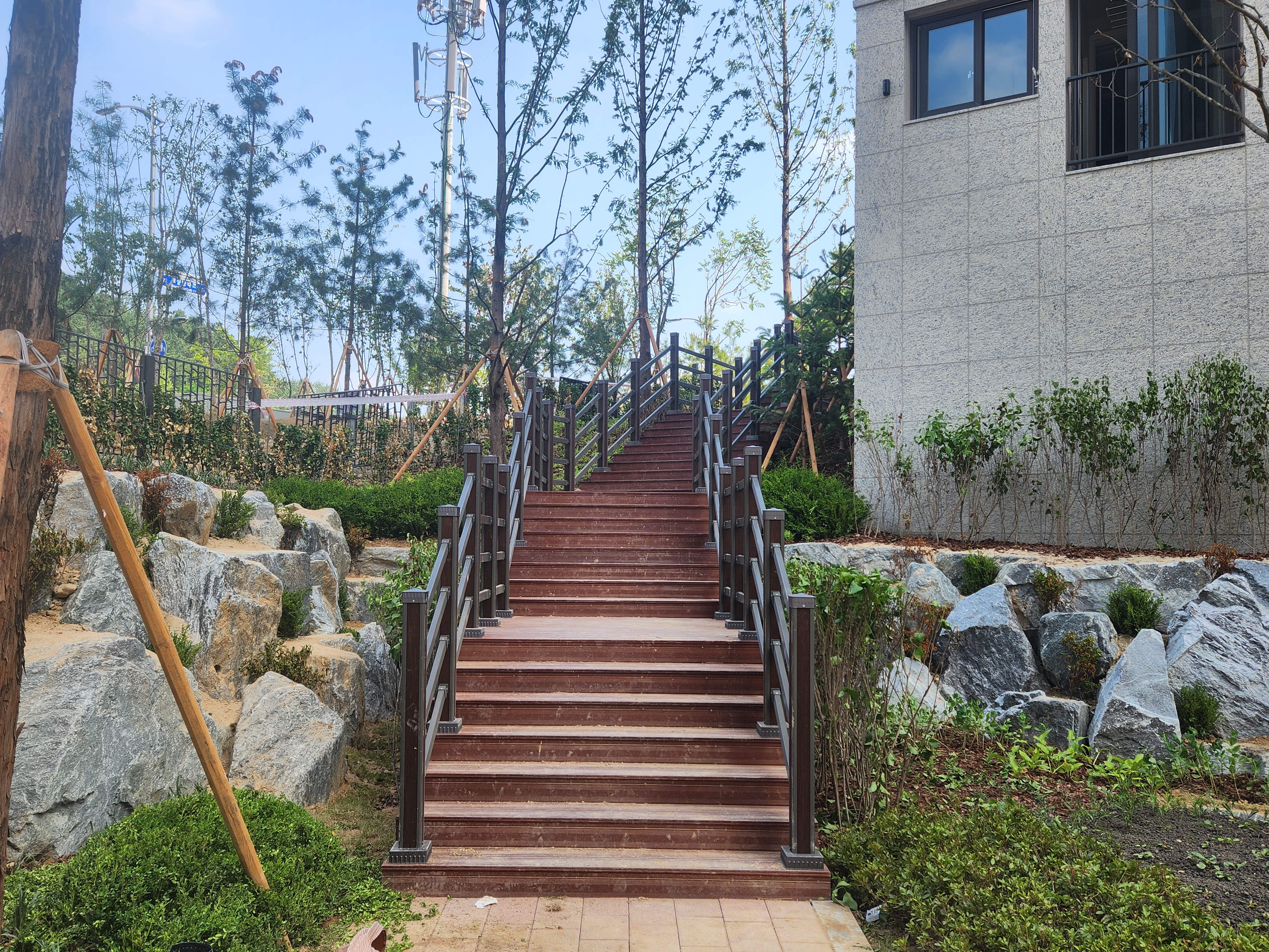 계룡아파트 탄화목 합성목재 데크 시공 — 사진 1