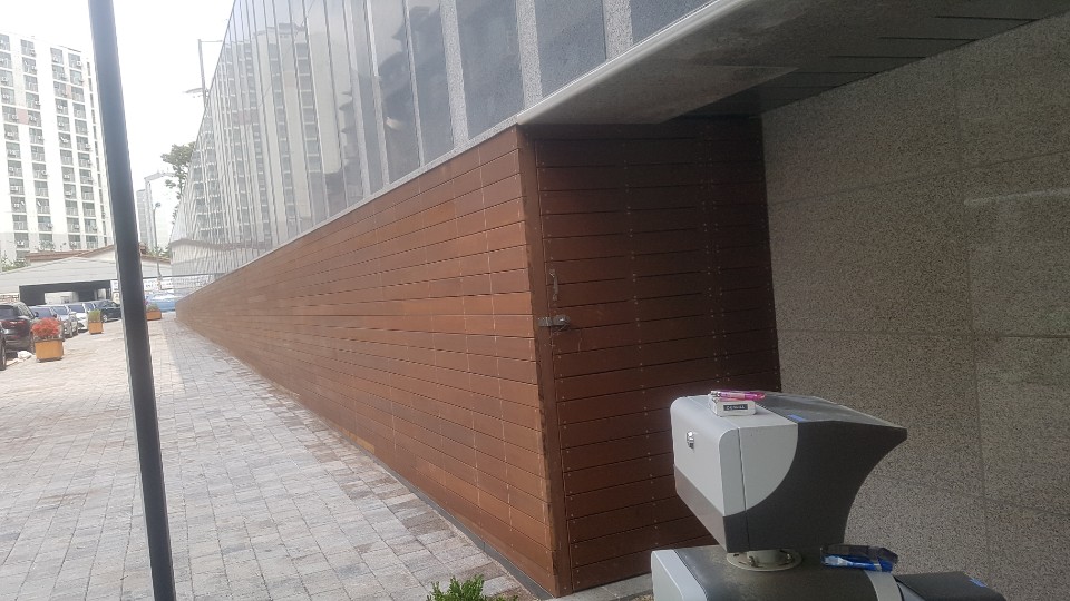 이천 회사 담장 합성목재 데크 사이딩 시공 — 사진 2