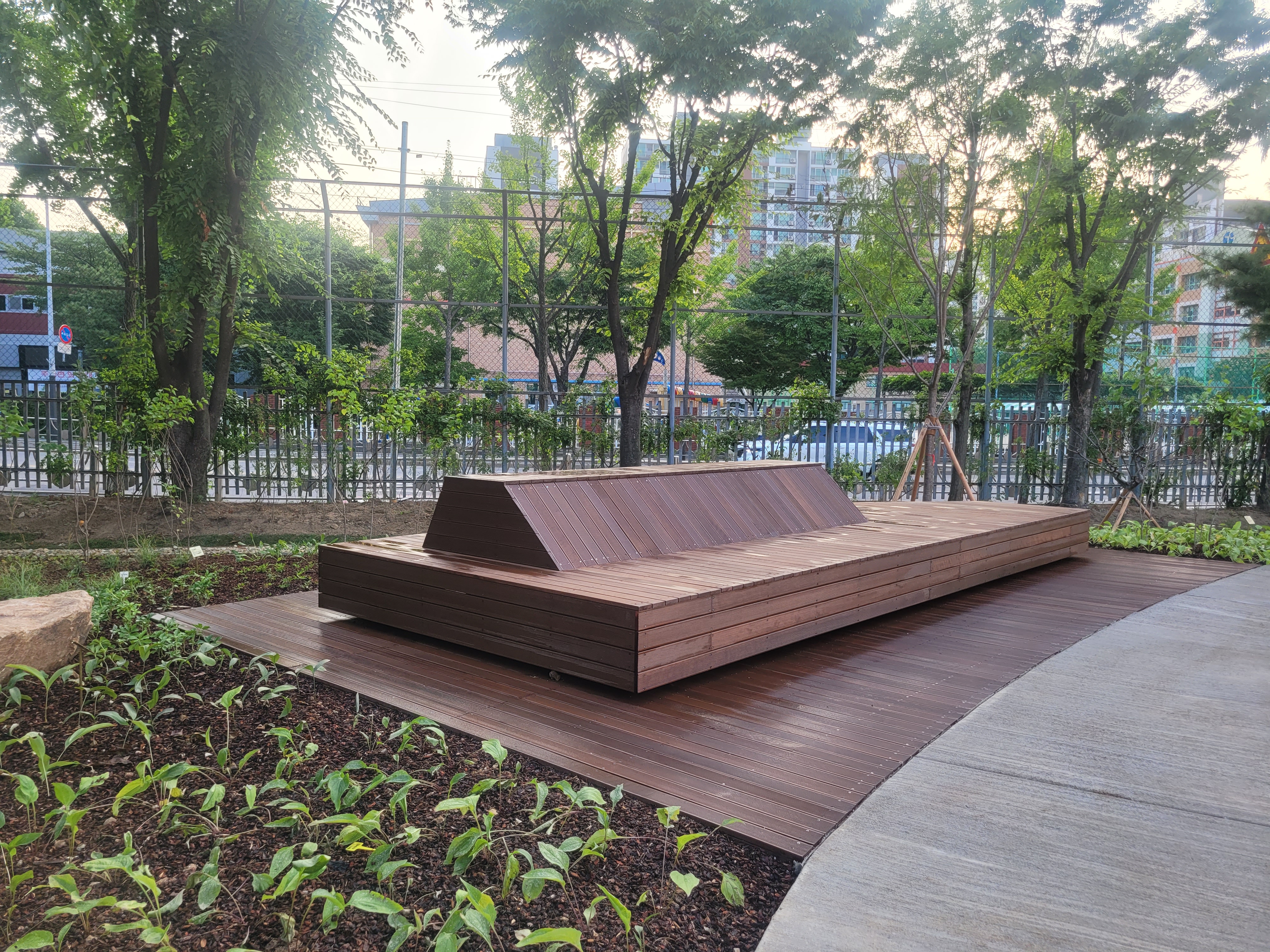인천초등학교 학생 휴게데크 합성목재 플랫폼 — 사진 1