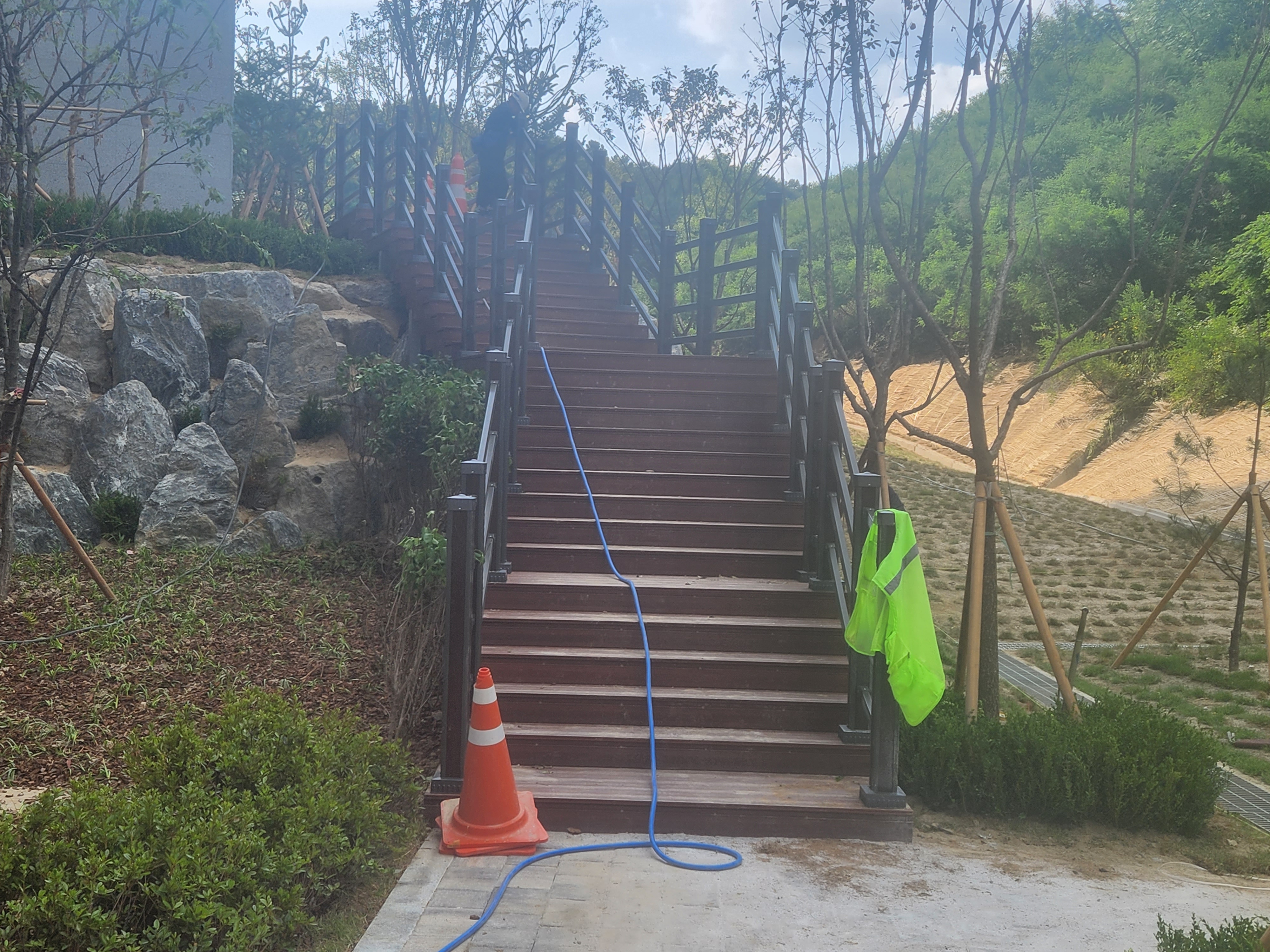 계룡아파트 탄화목 합성목재 데크 시공 — 사진 5