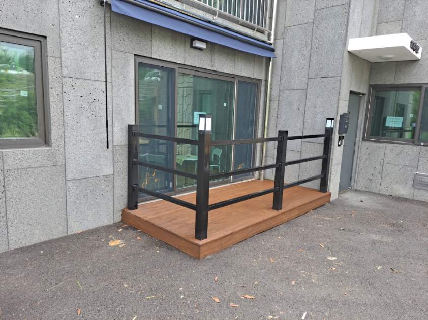 가정집에 프리미엄 합성목재 데크 시공 — 사진 3