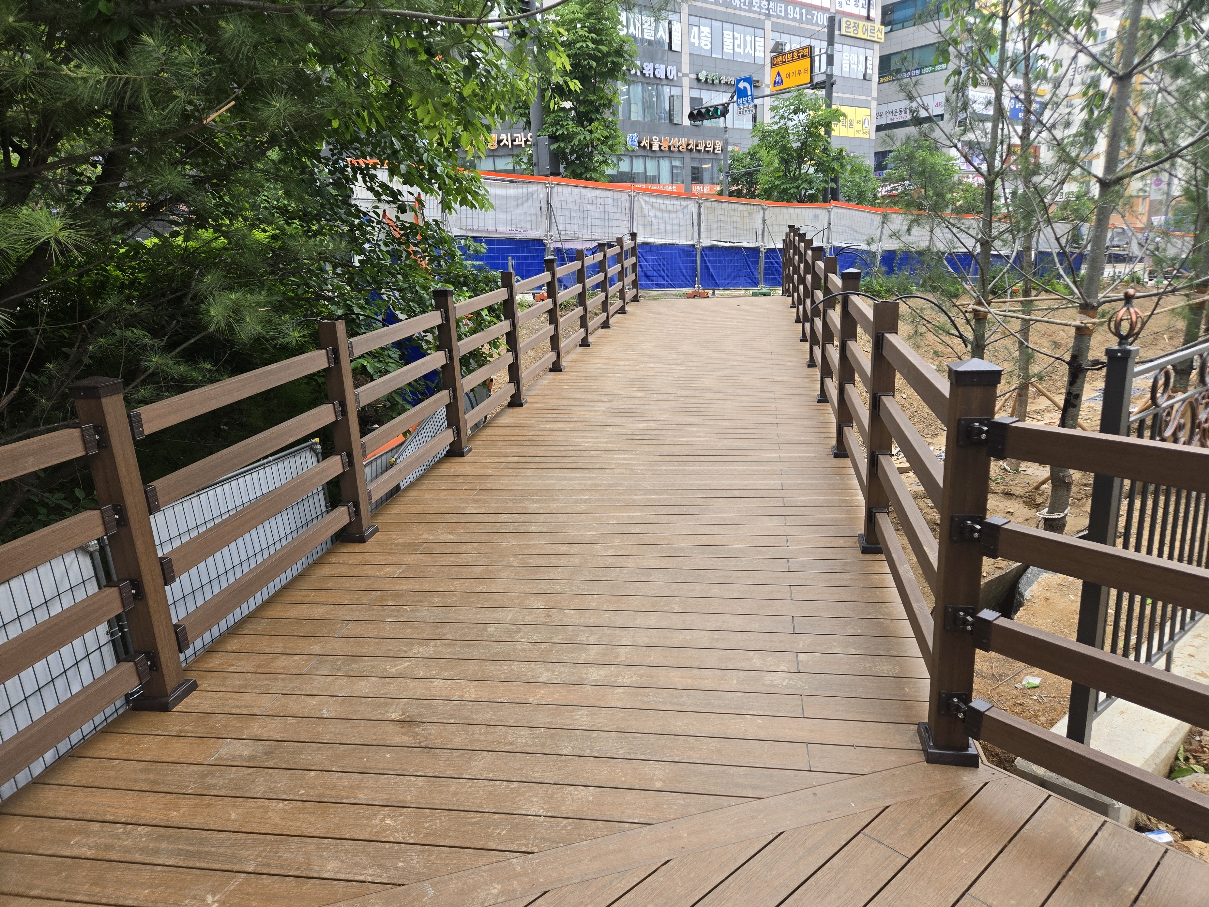 파주 아파트 합성목재 보행데크 안전난간 시공 — 사진 1