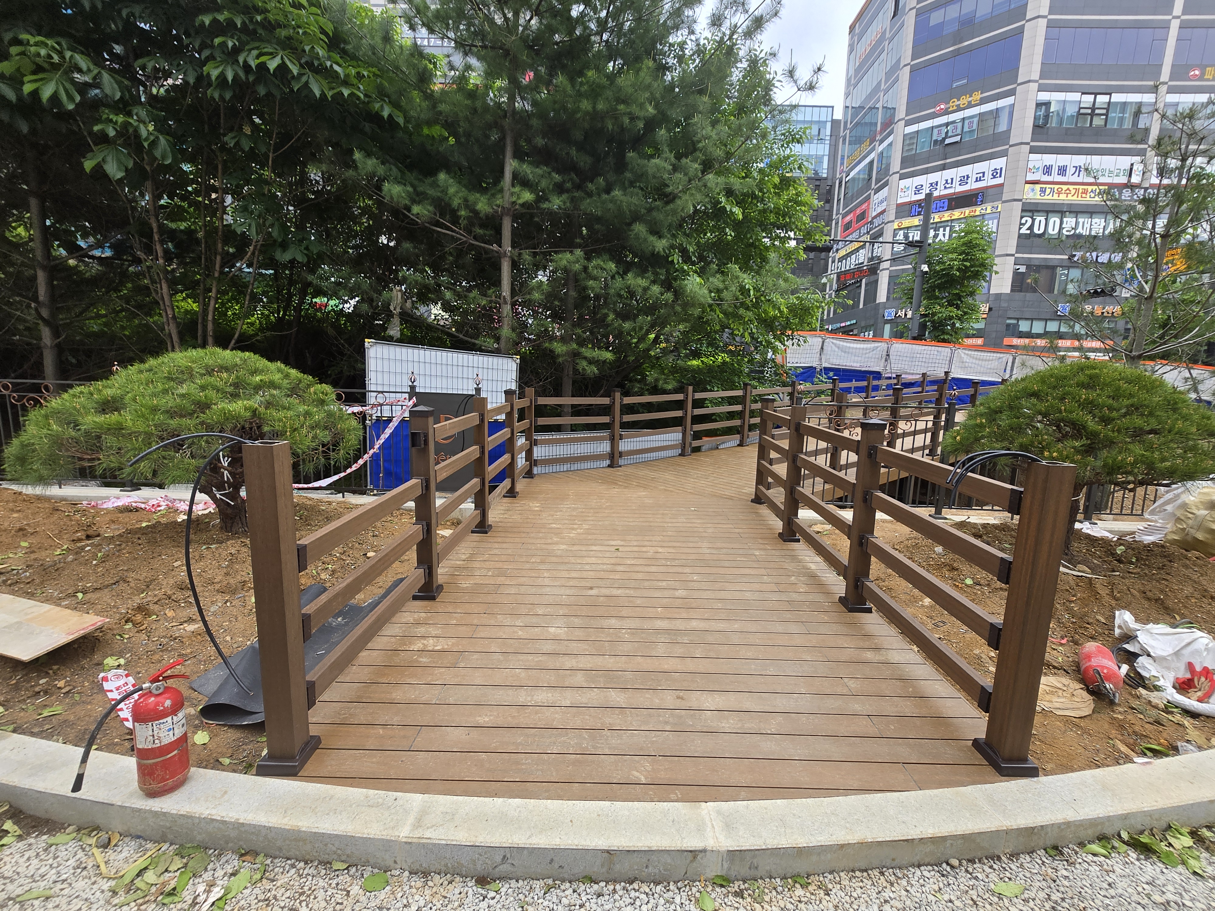 파주 아파트 합성목재 보행데크 안전난간 시공 — 사진 2