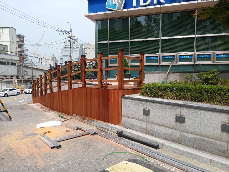 회사 진입로 프리미엄 합성목재 데크 난간 시공 — 사진 2