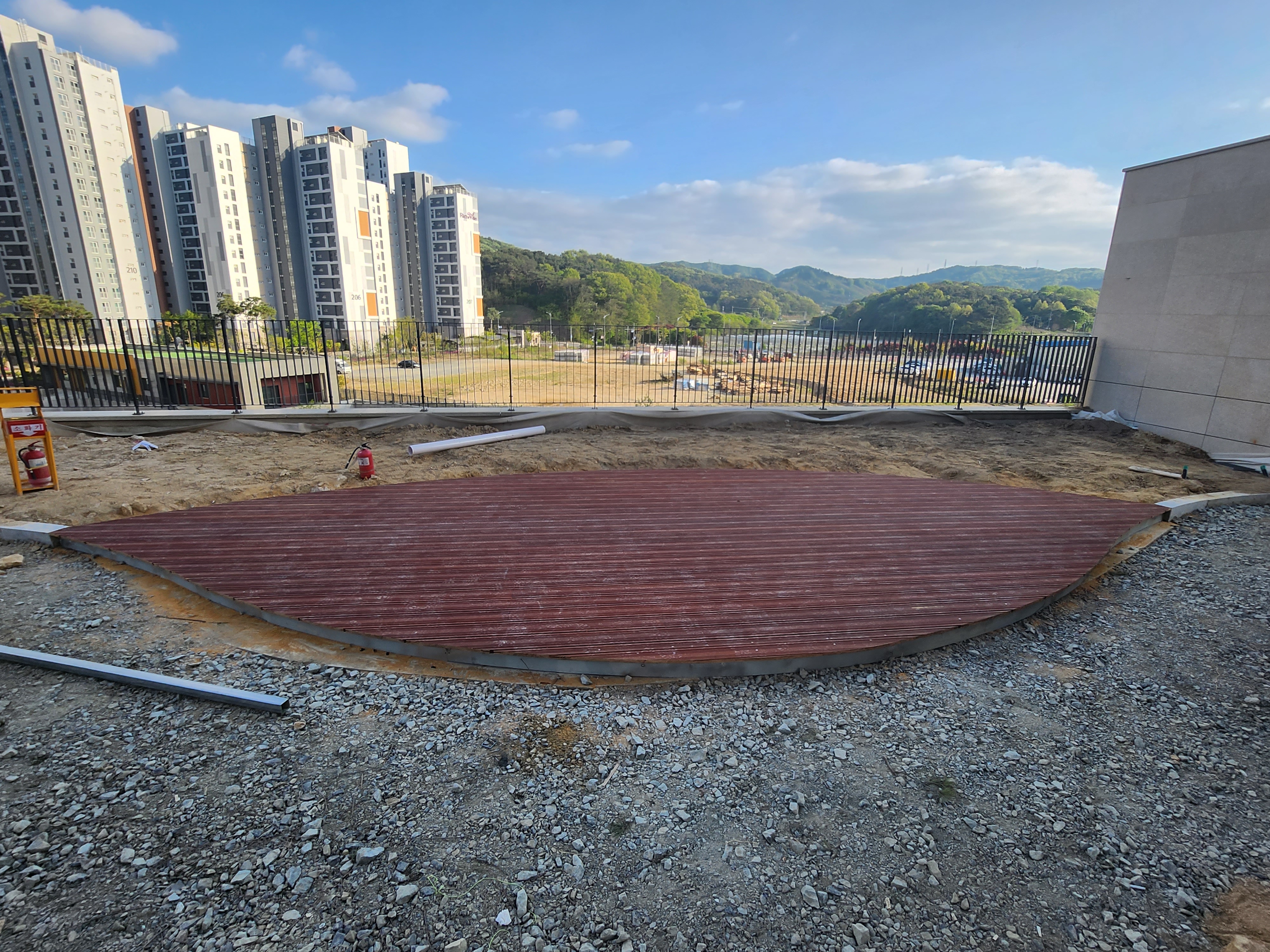 계룡아파트 탄화목 합성목재 데크 시공 — 사진 16