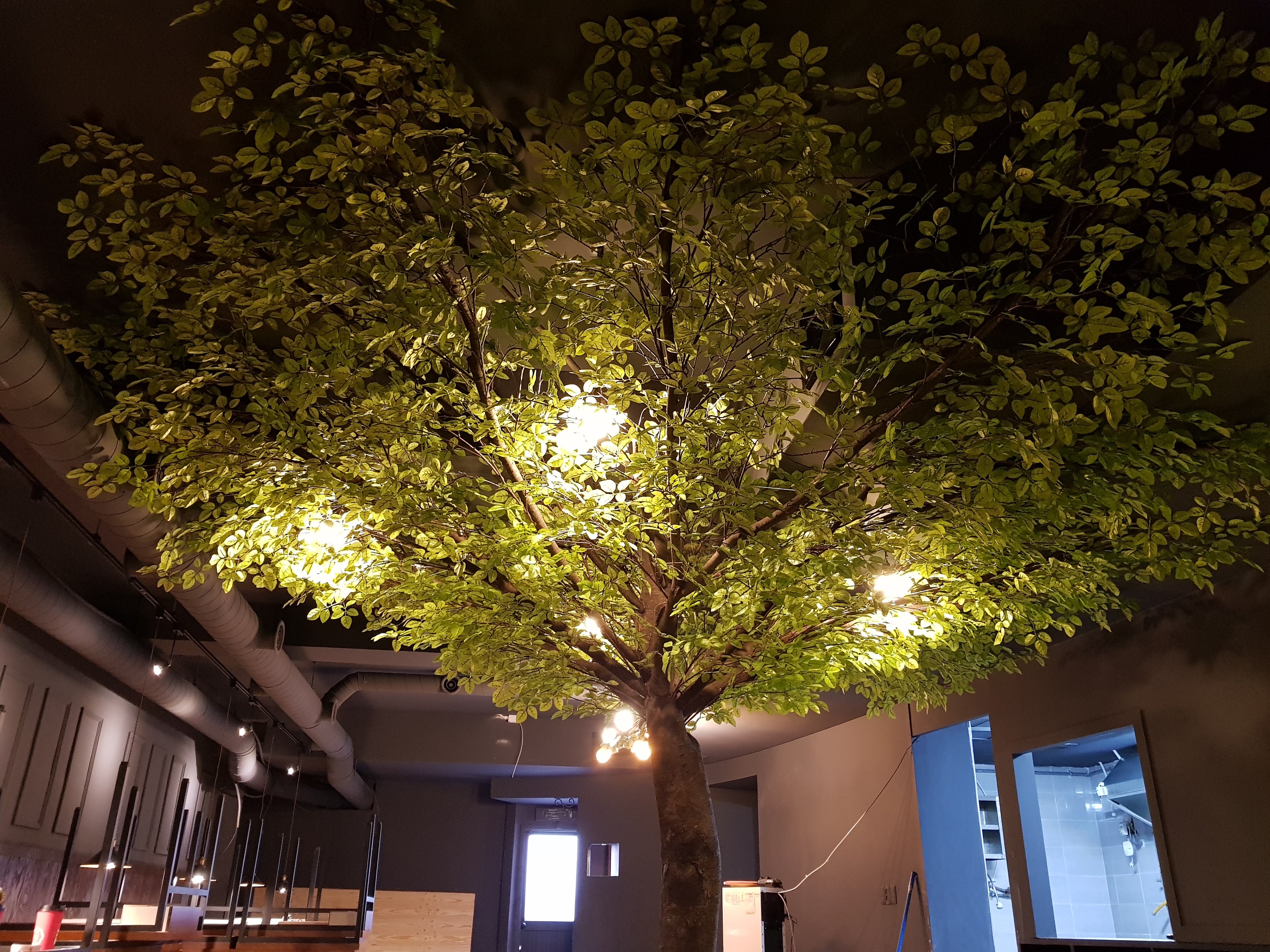 통큰아저씨포차 인조 느티나무 제작·설치 — 사진 2