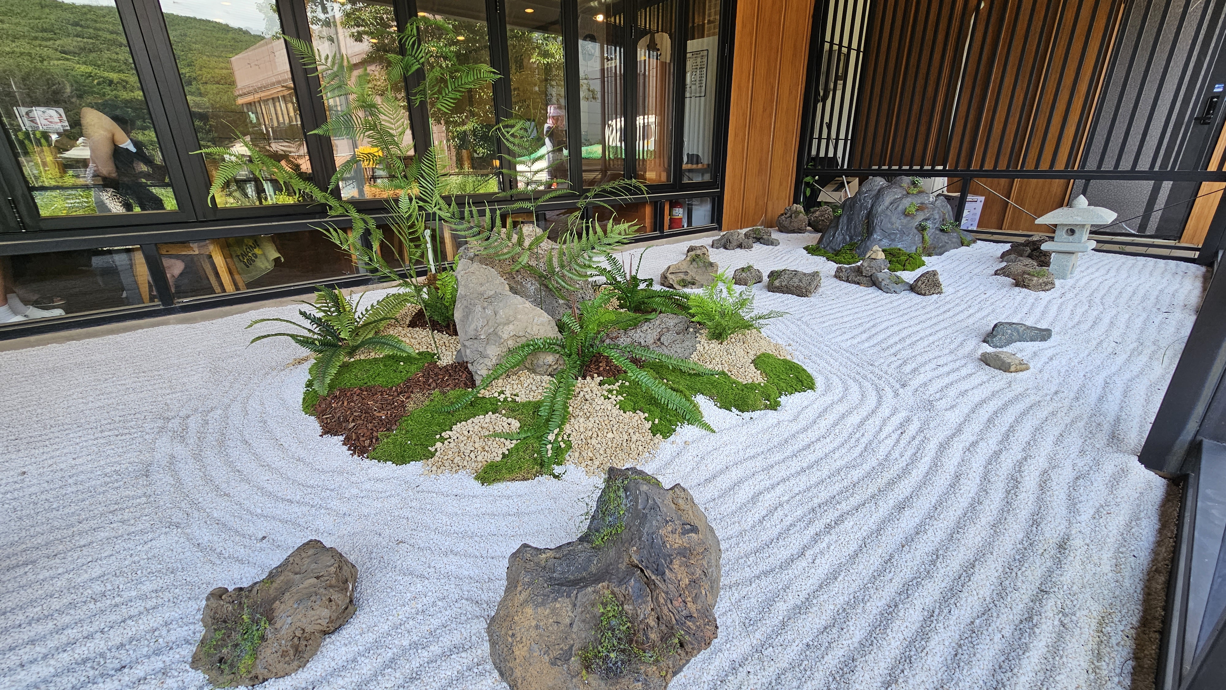 삼동소바 용인점 건식 정원(카레산스이) 조경 — 사진 1