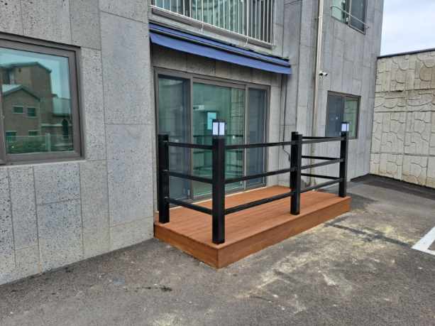 가정집에 프리미엄 합성목재 데크 시공 — 사진 5